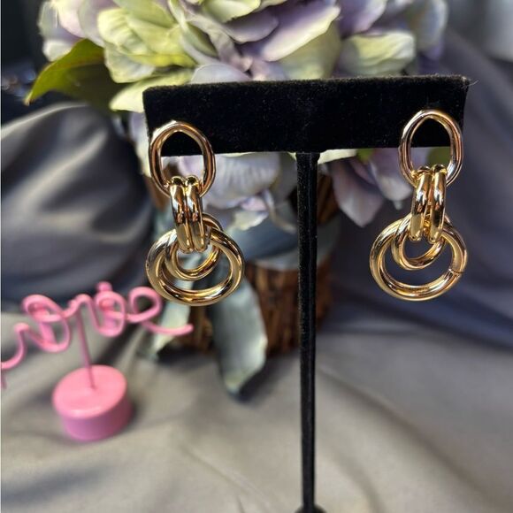New! Elegant Gold Link Earrings - Picture 3 of 5